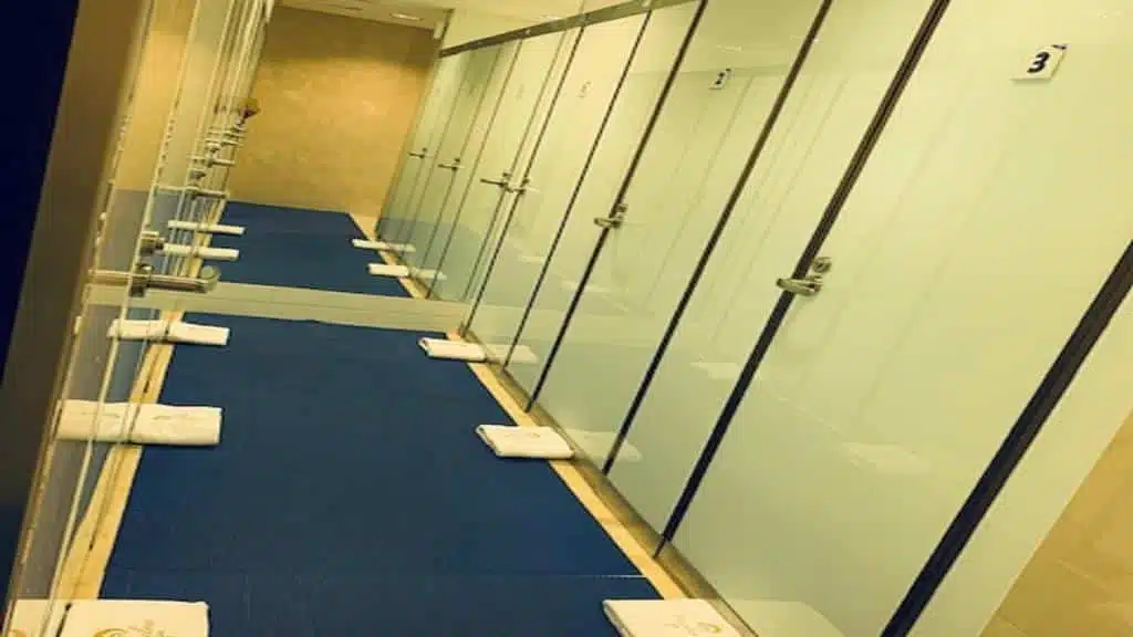 Shower at Dubai Airport - Image 2